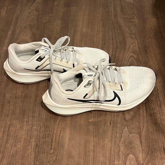 Nike White Athletic Running Shoes with Black Swoosh - Picture 3 of 3